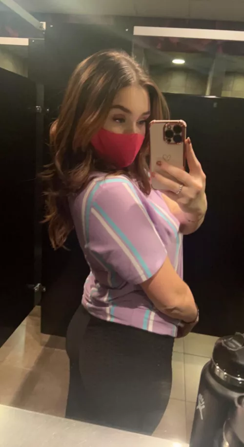Does my butt look cute in these pants? ššš