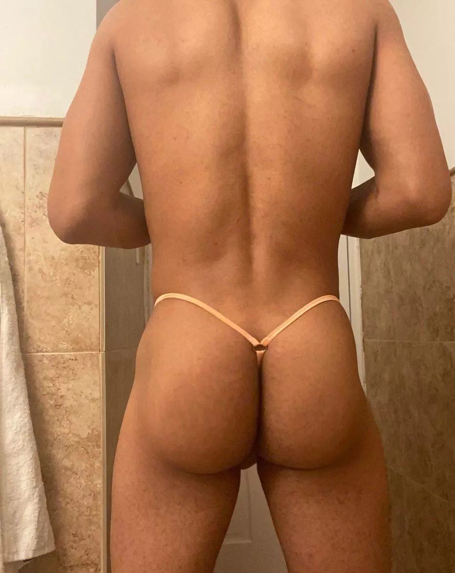 Does my 🍑 look good in this 🍑 thong ?