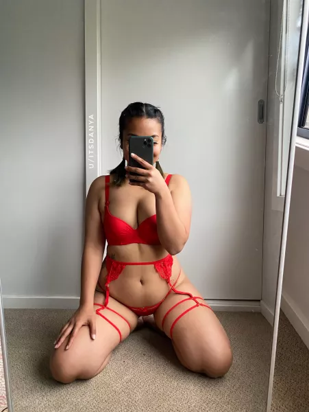 Does red look pretty on my caramel skin? 🥰 Does red look pretty on my caramel skin? 🥰