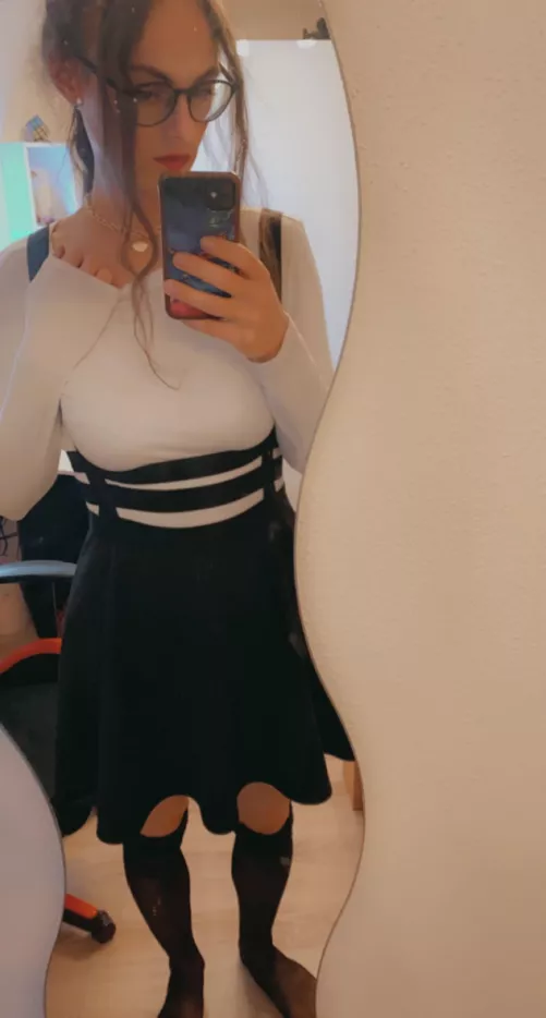 Does someone wanna go on a date with me?😇 Does someone wanna go on a date with me?😇