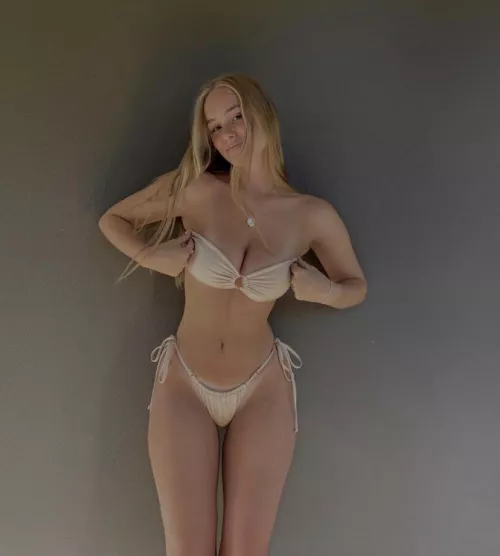 Does this bikini look good? (IRTR)