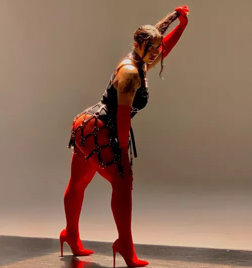 Does this Indian babe look sexy in red?