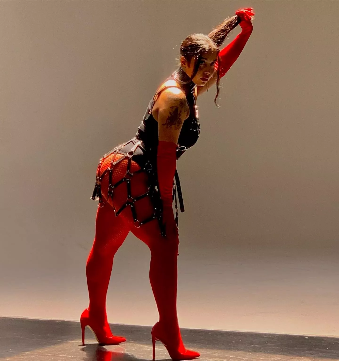 Does this Indian babe look sexy in red?