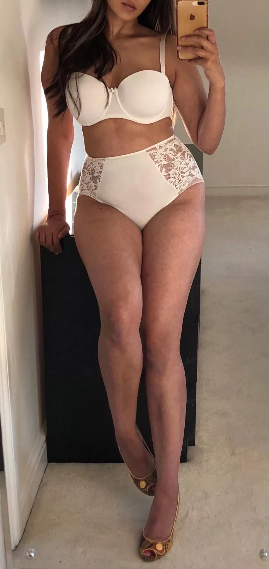 Does white underwear look good on my golden brown British Asian skin? 💋 Does white underwear look good on my golden brown British Asian skin? 💋