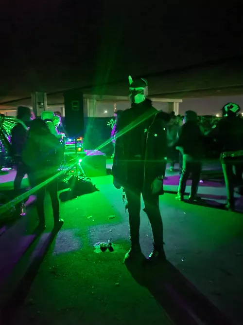 Dog at da rave (she/her)