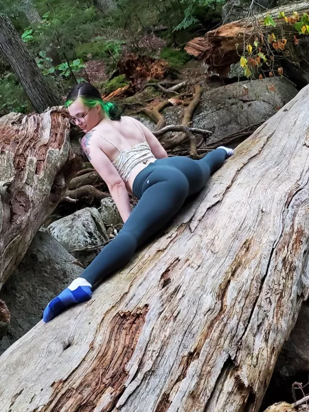 Doing a straddle split and my leggings making my ass look amazing😜😜 Doing a straddle split and my leggings making my ass look amazing😜😜