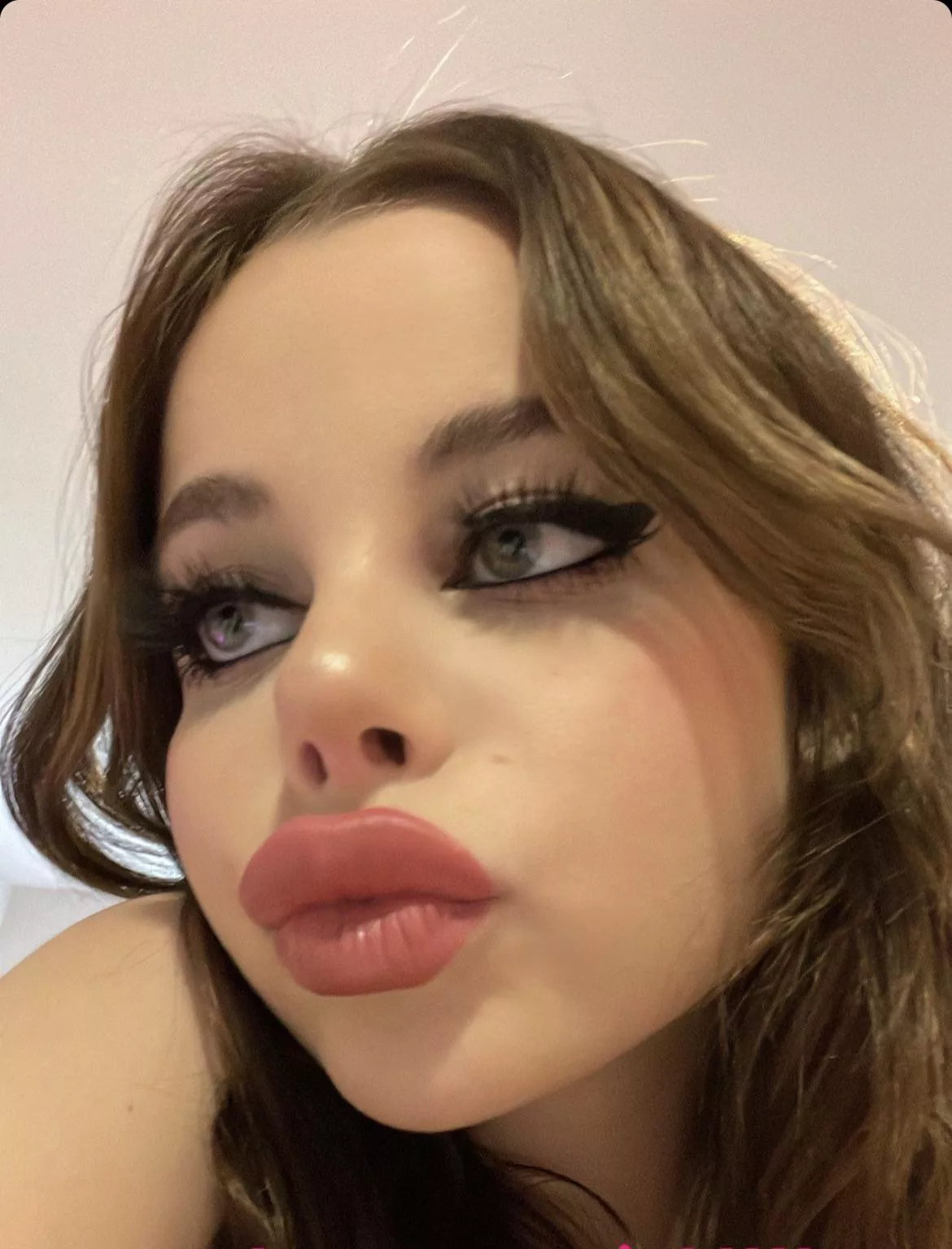 Doing my makeup knowing I’m booked giving bj for the rest of the night. Pm to chat