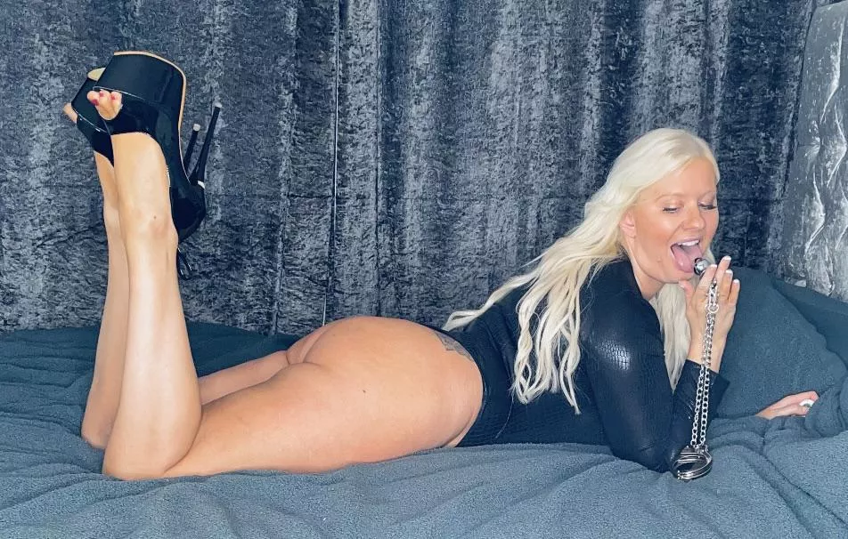 [domme] After I chain and plug you I’m gonna bounce my thick booty on your pathetic little face
