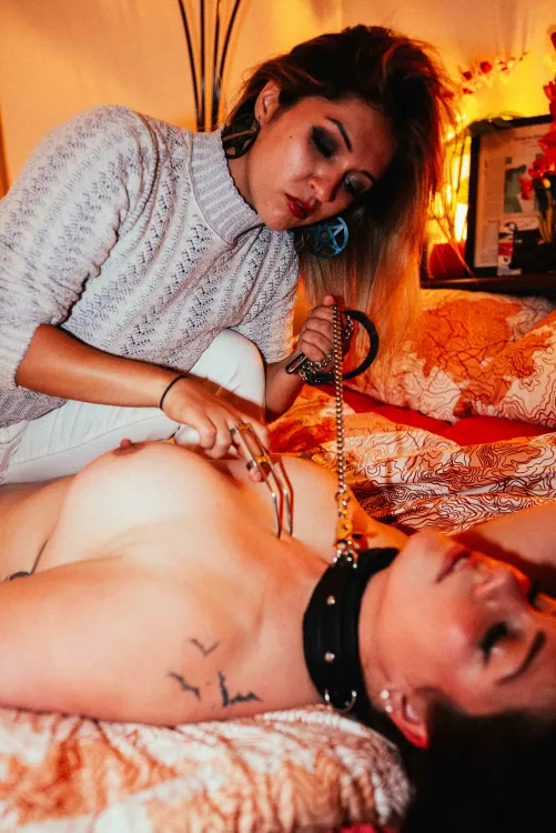 [domme] Stark naked, on the bed, and I am on top of you. Your leash is in my hand and I will tingle you with my steely claws.