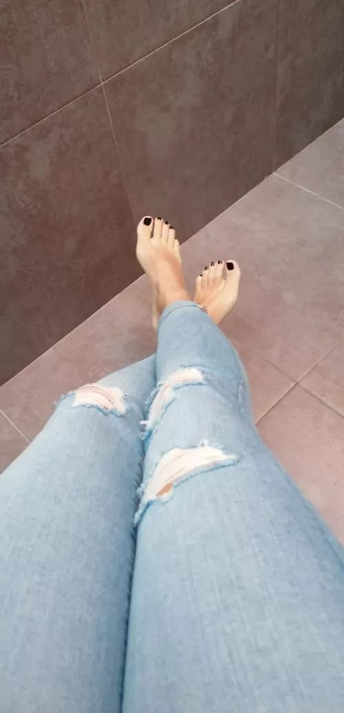 Don't be shy, come here and start sucking my cute toes 😳