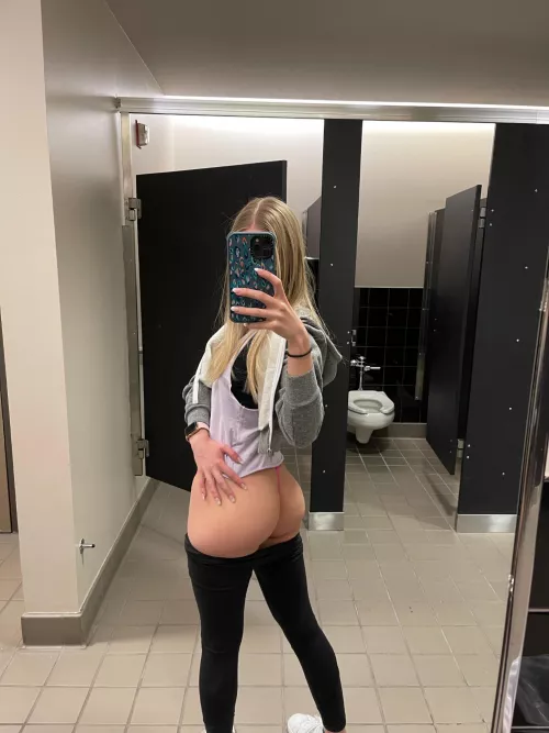Don’t mind me, I’m just showing off my ass in the campus bathroom Don’t mind me, I’m just showing off my ass in the campus bathroom