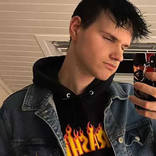 Don't mind the hair I just took a shower❤