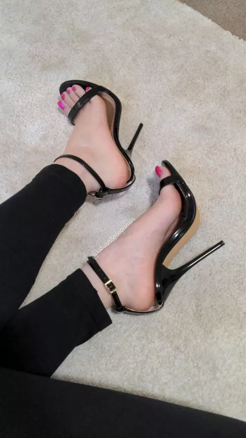 Don't my feet look perfect in heels? 🥰