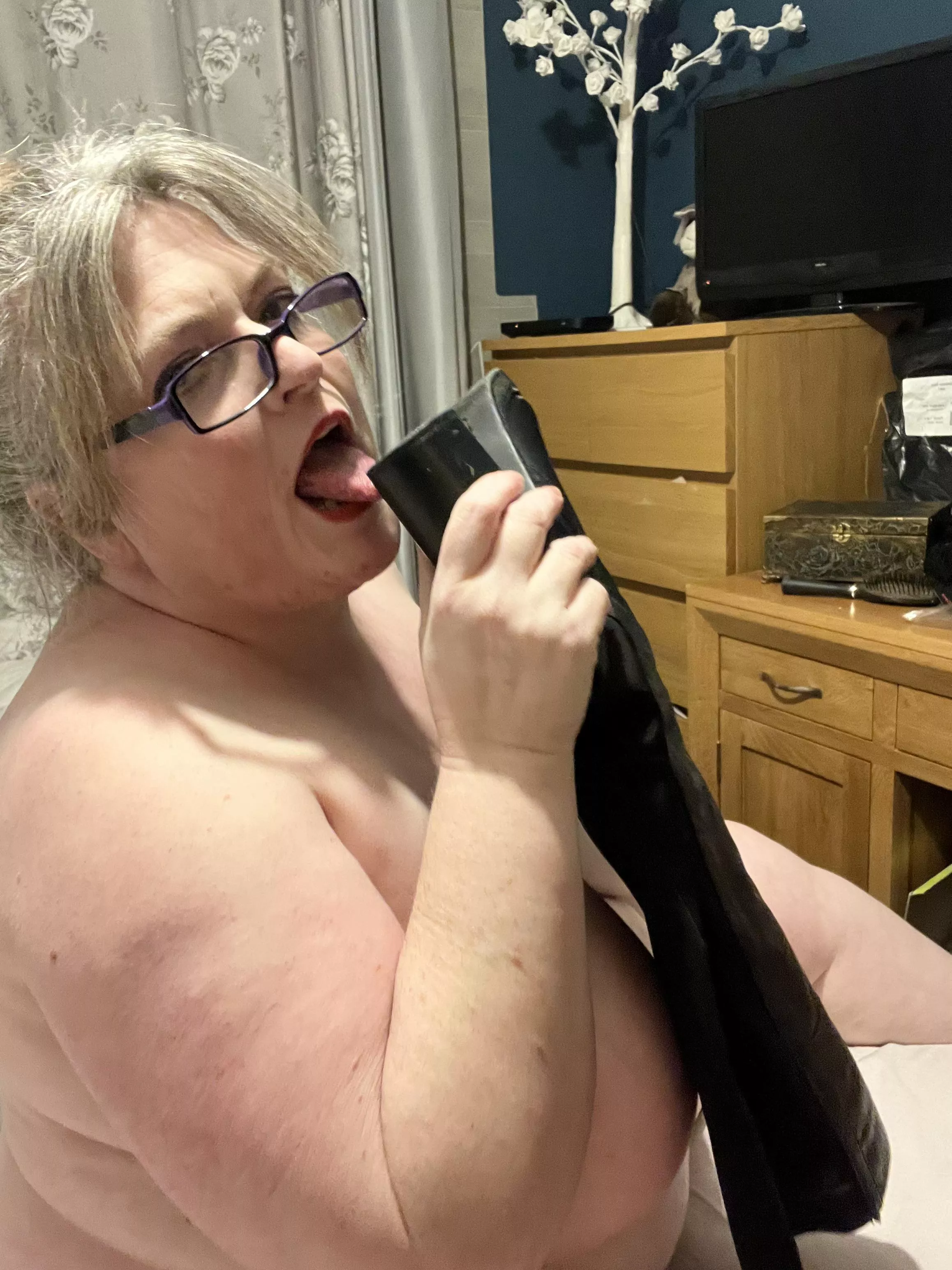 Don’t you just love this naughty look? X