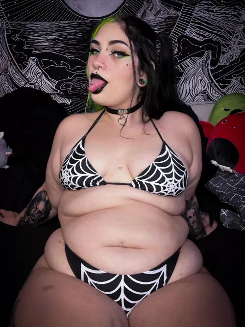 don’t you just wanna touch my soft belly? 🥰