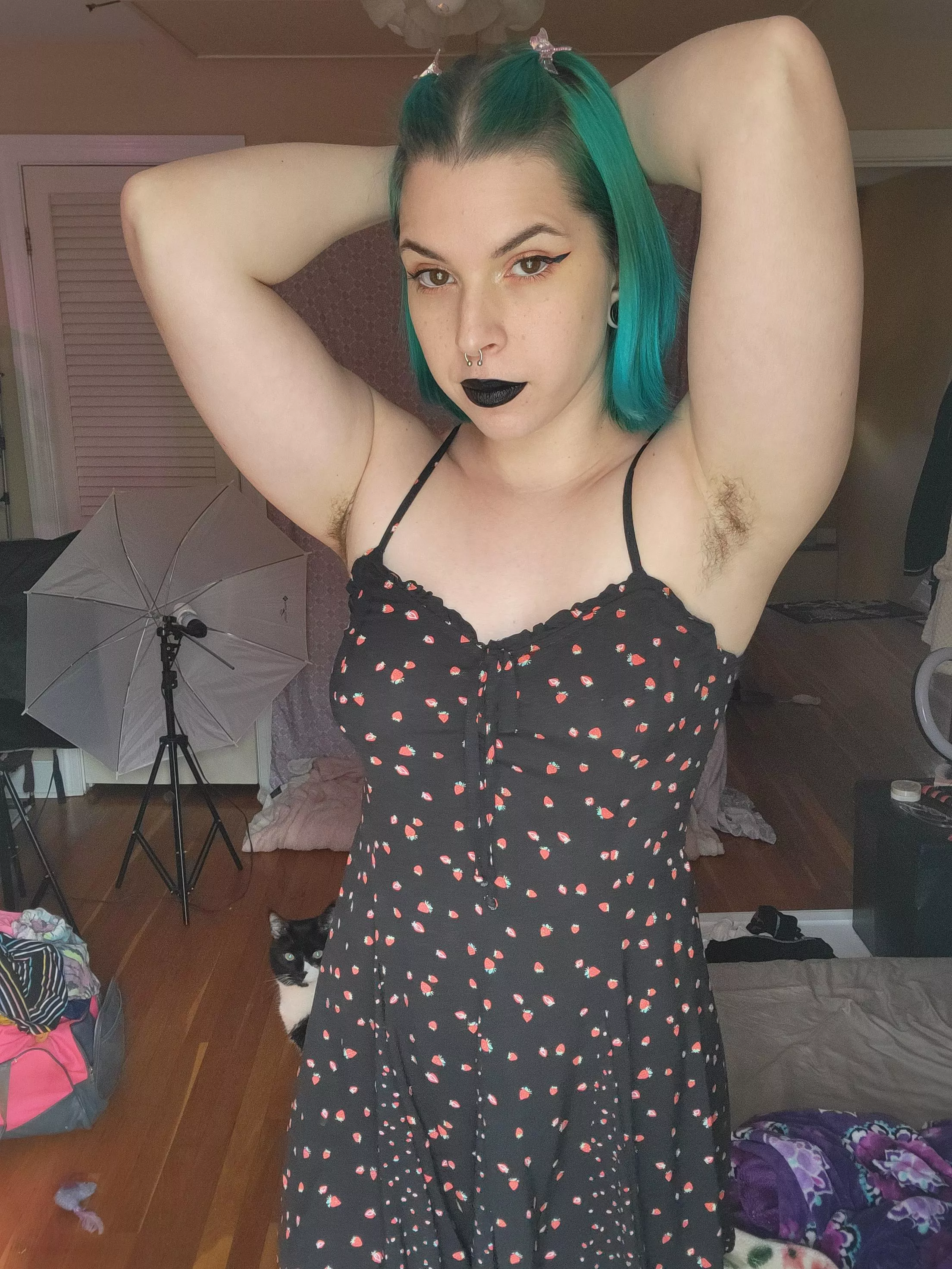 ? Don't you love how accessible my hair is in this dress? ?