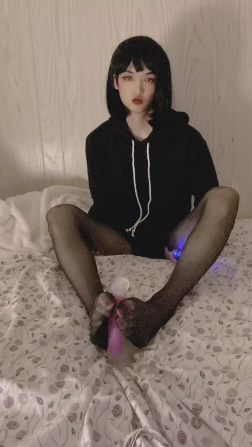 Don't you wanna feel my nylons wrapped around your cock? 👣