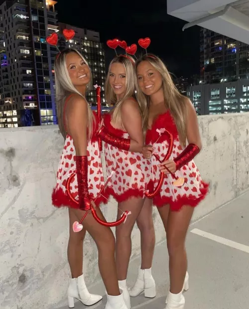 Dress alike blondes Dress alike blondes