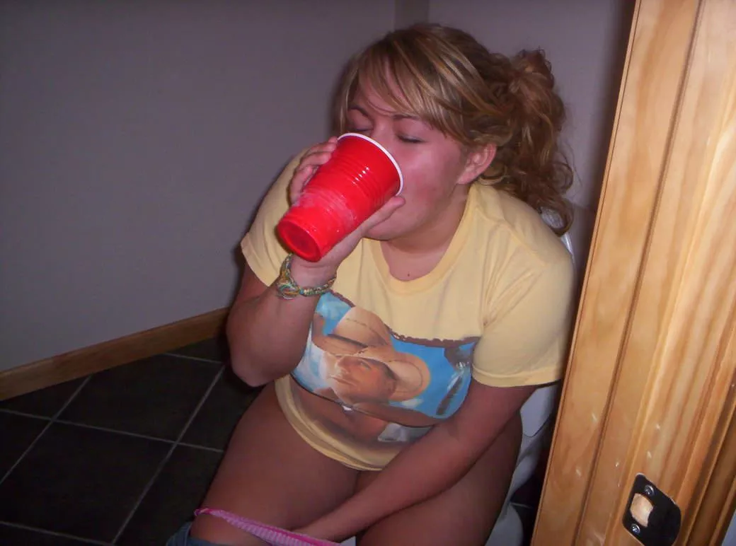 Drinking on the toilet Drinking on the toilet