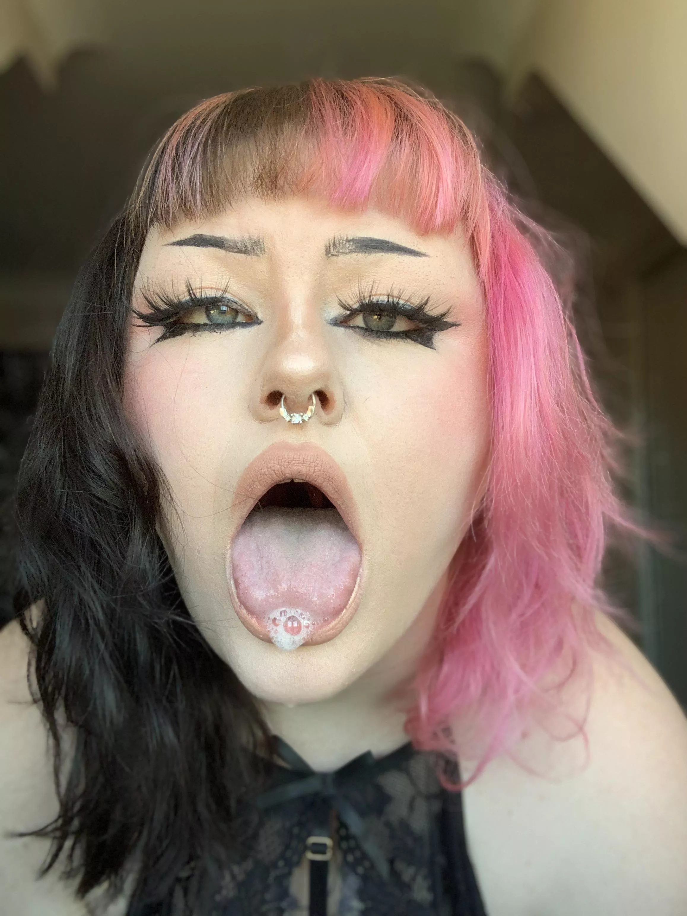 Drooling fuckdoll 🎀🖤