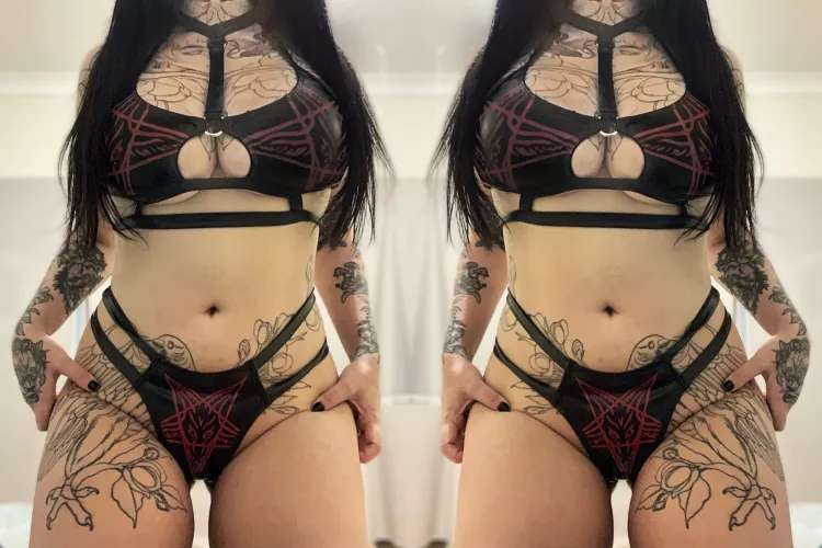 Dying to be owned by a curvy goth goddess?