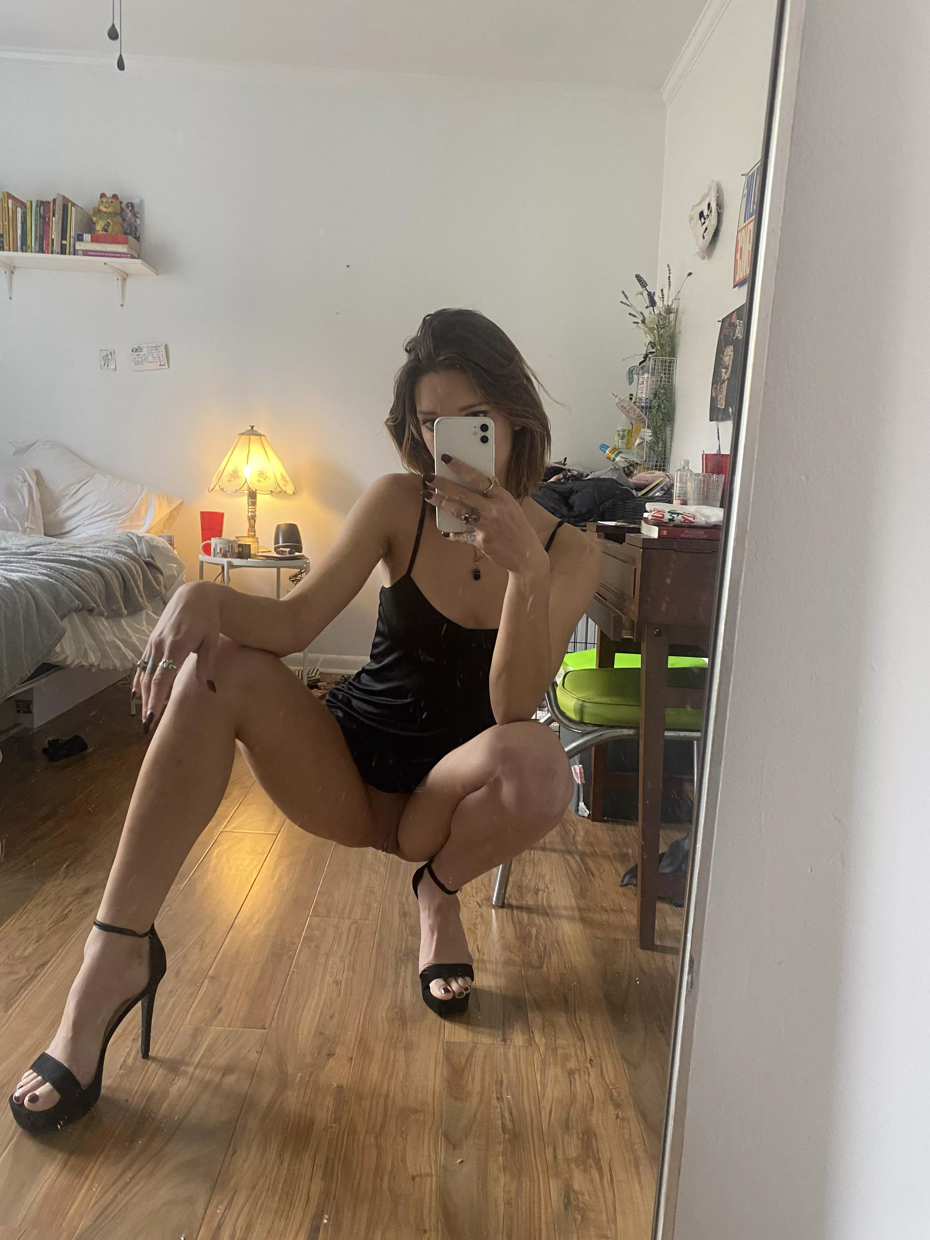 Dying to ride a hard cock right now 😩