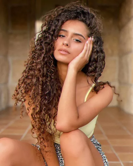 Débora Gomes Débora Gomes
