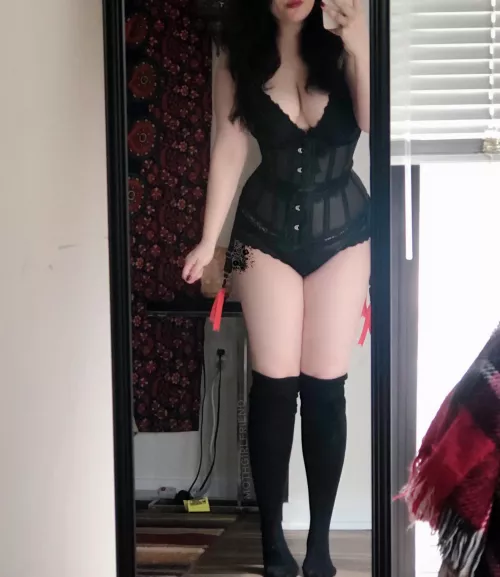 Eek! This sub makes me want to get more corsets so I can post here more often. 😍 y’all are gorgeous!