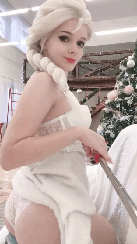 Elsa making some selfies while chilling Elsa making some selfies while chilling