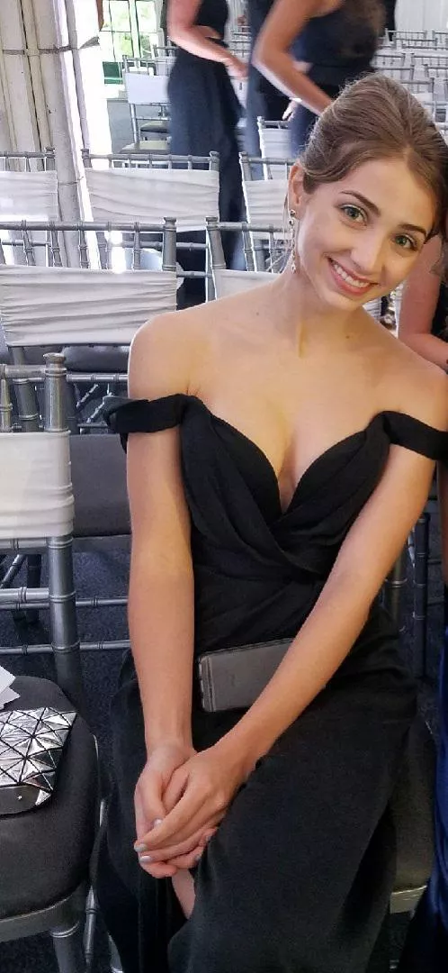 Emily Rudd in this dress drives me fucking crazy Emily Rudd in this dress drives me fucking crazy