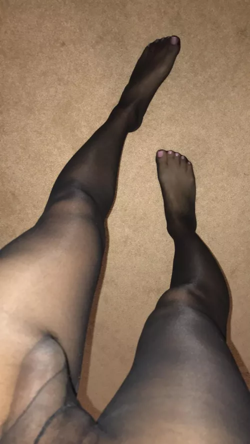 Enjoy more of these pantyhose toes and I hope you have a good day 😊