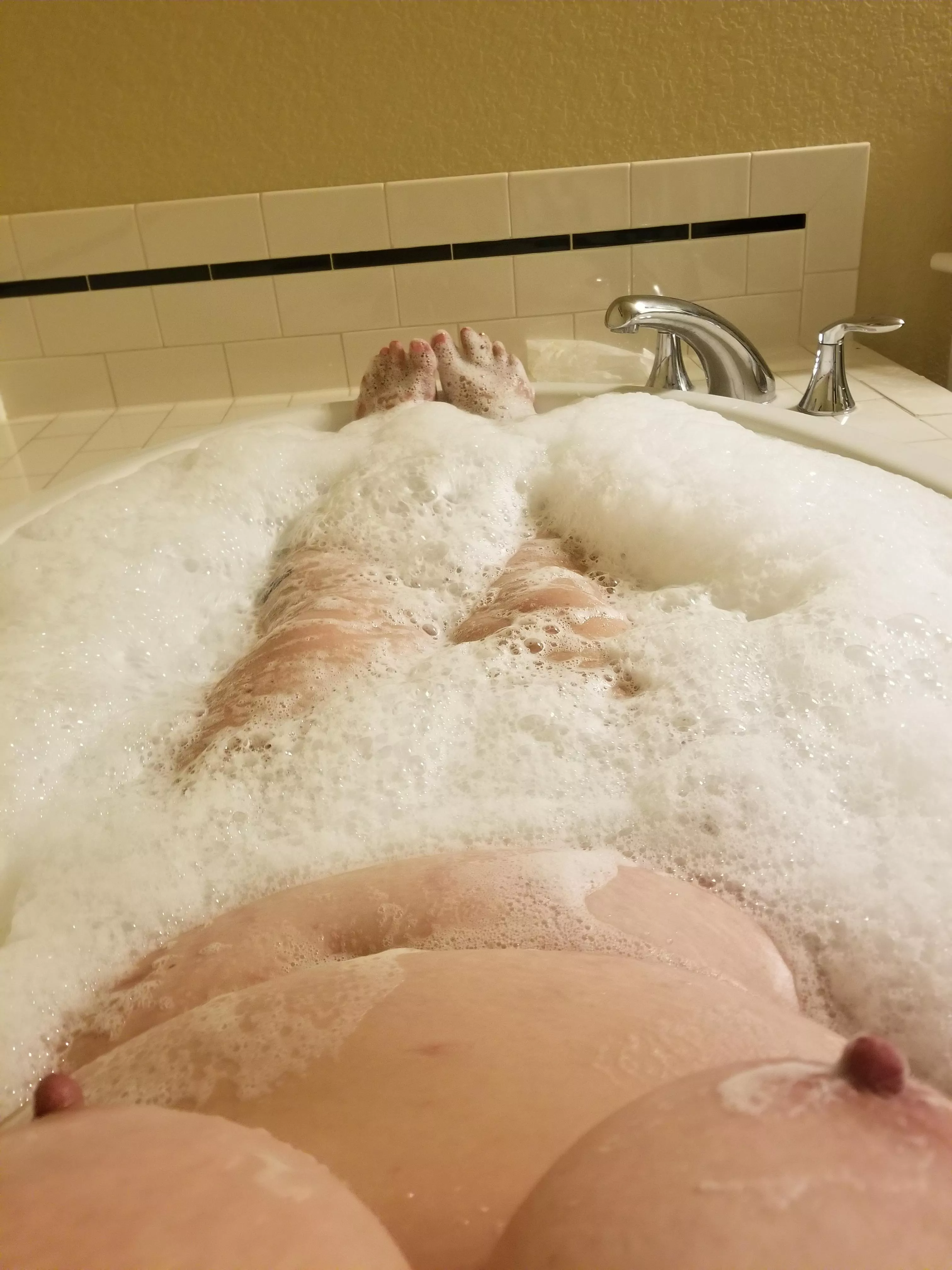 Enjoying the bathtub again, last night of vacation. Enjoying the bathtub again, last night of vacation.