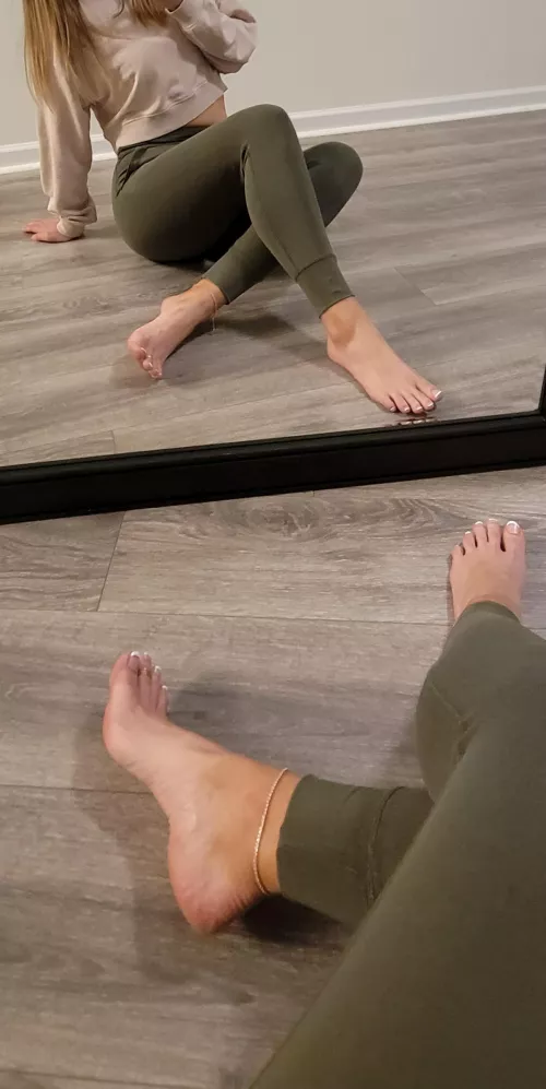Enough looking.. come here because these arches and toes wanna feel you all over themπ Enough looking.. come here because these arches and toes wanna feel you all over themπ