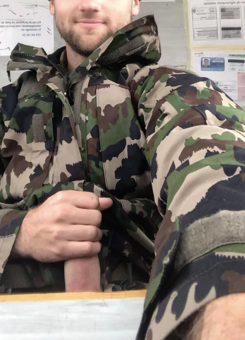 Eve though I don‘t like the military, I think uniforms look hot