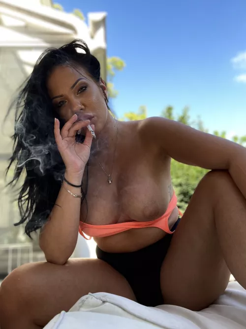 Evelina tar en cigg och vädrar tuttarna. 😉😉😉