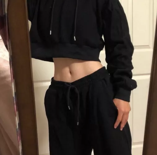 Even if it is cold, show off the midriff Even if it is cold, show off the midriff