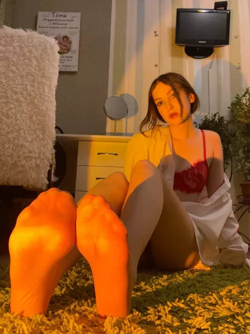 Ever had Nylon toes wrapped around you? I bet I could make it feel amazing ππ€