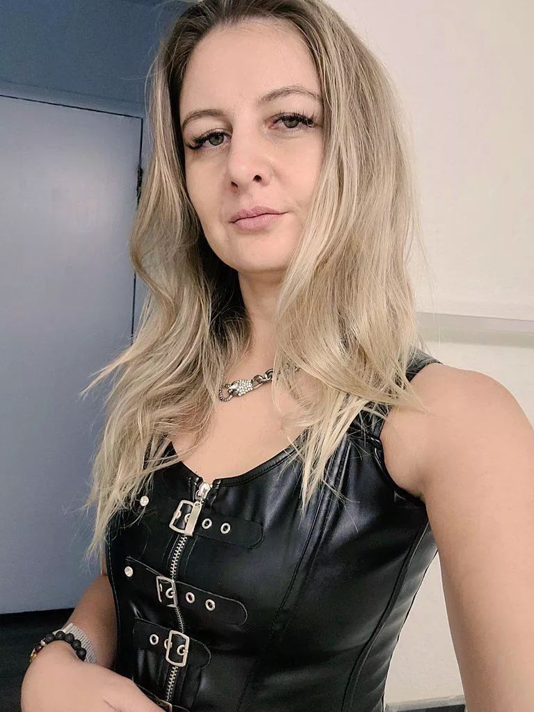 Every man should have a domme in his life 👠👠