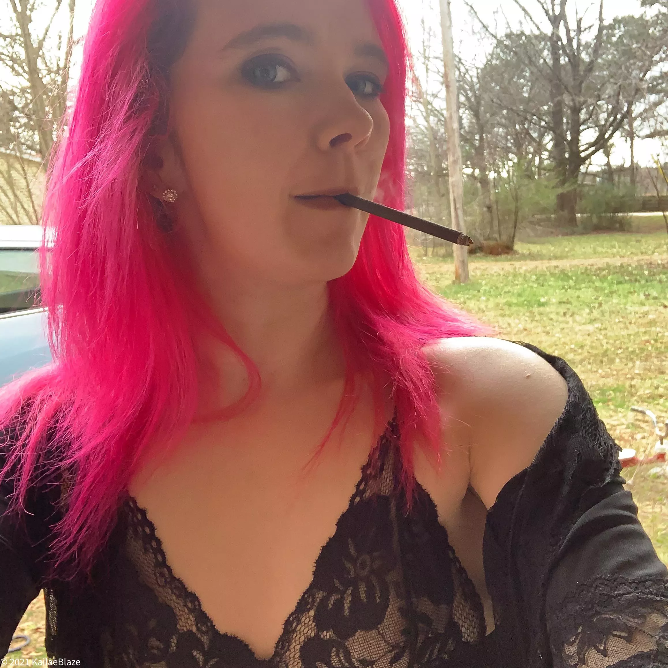 Everyone wears lingerie outside to smoke on Christmas right? Everyone wears lingerie outside to smoke on Christmas right?