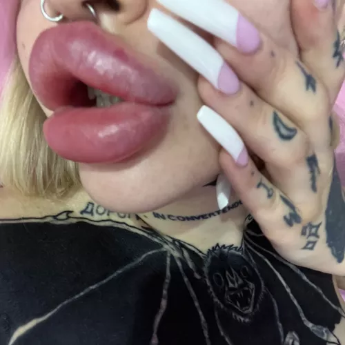 Extreme lips and extreme nails π