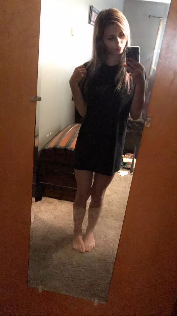 F 25. Do you like 100 pound 5’1 girls in long tees?