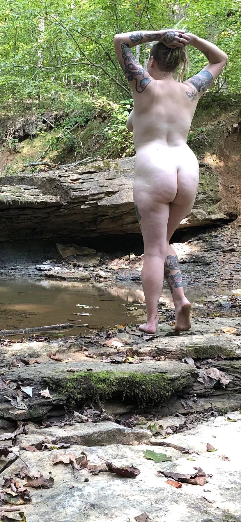 F, 31, 5’6”, 160lbs nakey in the woods