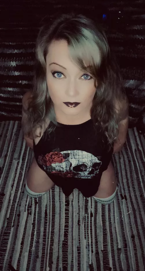 (F) 40 year old milf.. on my knees to please😈