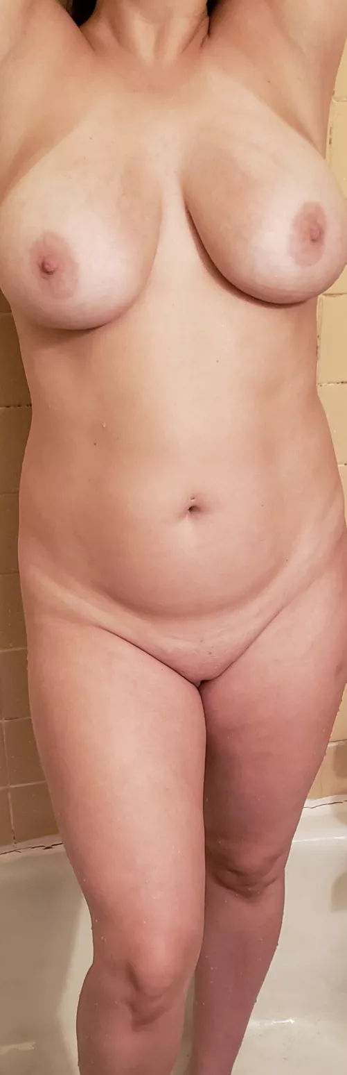 F, 5’7, 37, 178lbs. Been trying to lose some weight lately to regain my confidence. I will say I have begun to embrace my curves. Almost where I want to be!