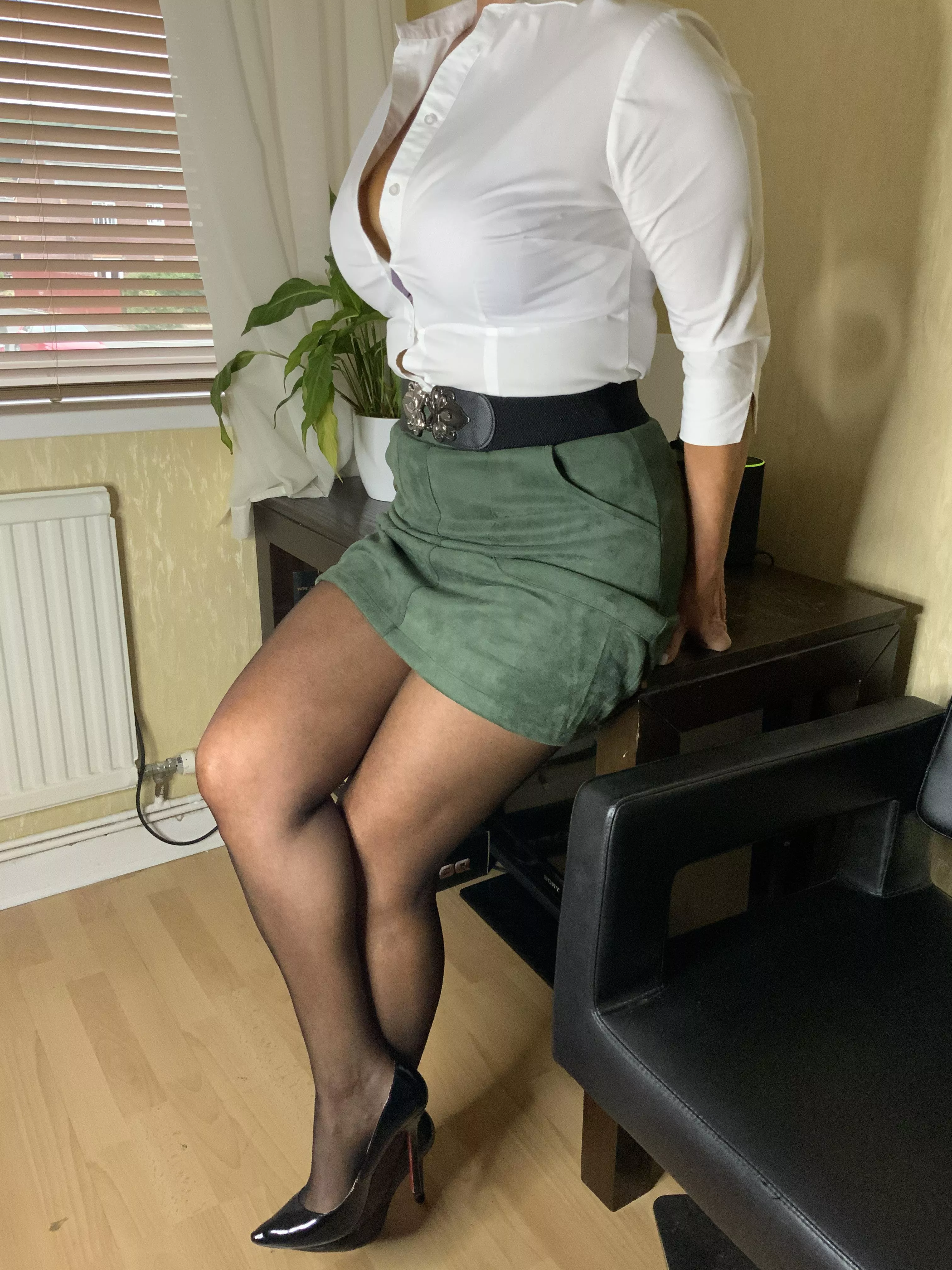 (F) black pantyhose in the office today ???