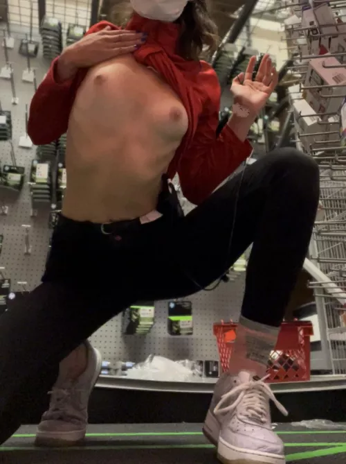 [F] Decided to touch myself a tiny bit while my manager was on lunch 🤭💓