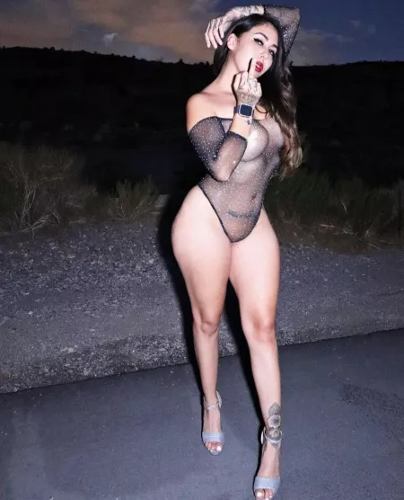 [F] Do you like fishnets bottoms or bare legs ?