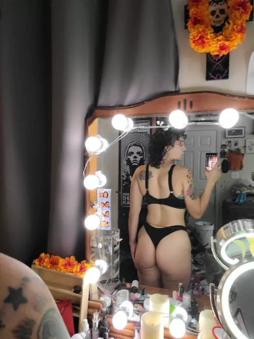 🍑 (f)