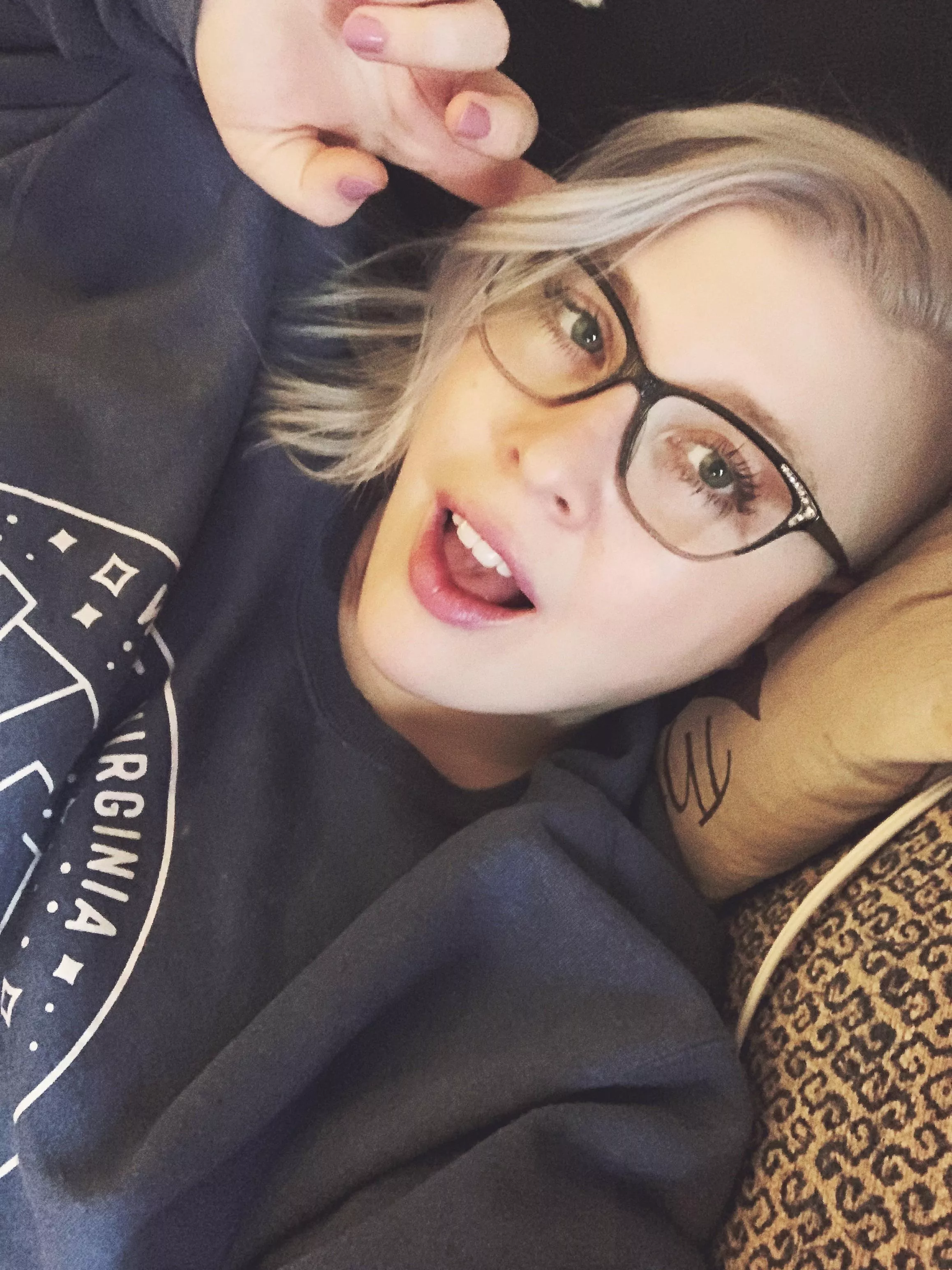 (F) hello hello (F) hello hello