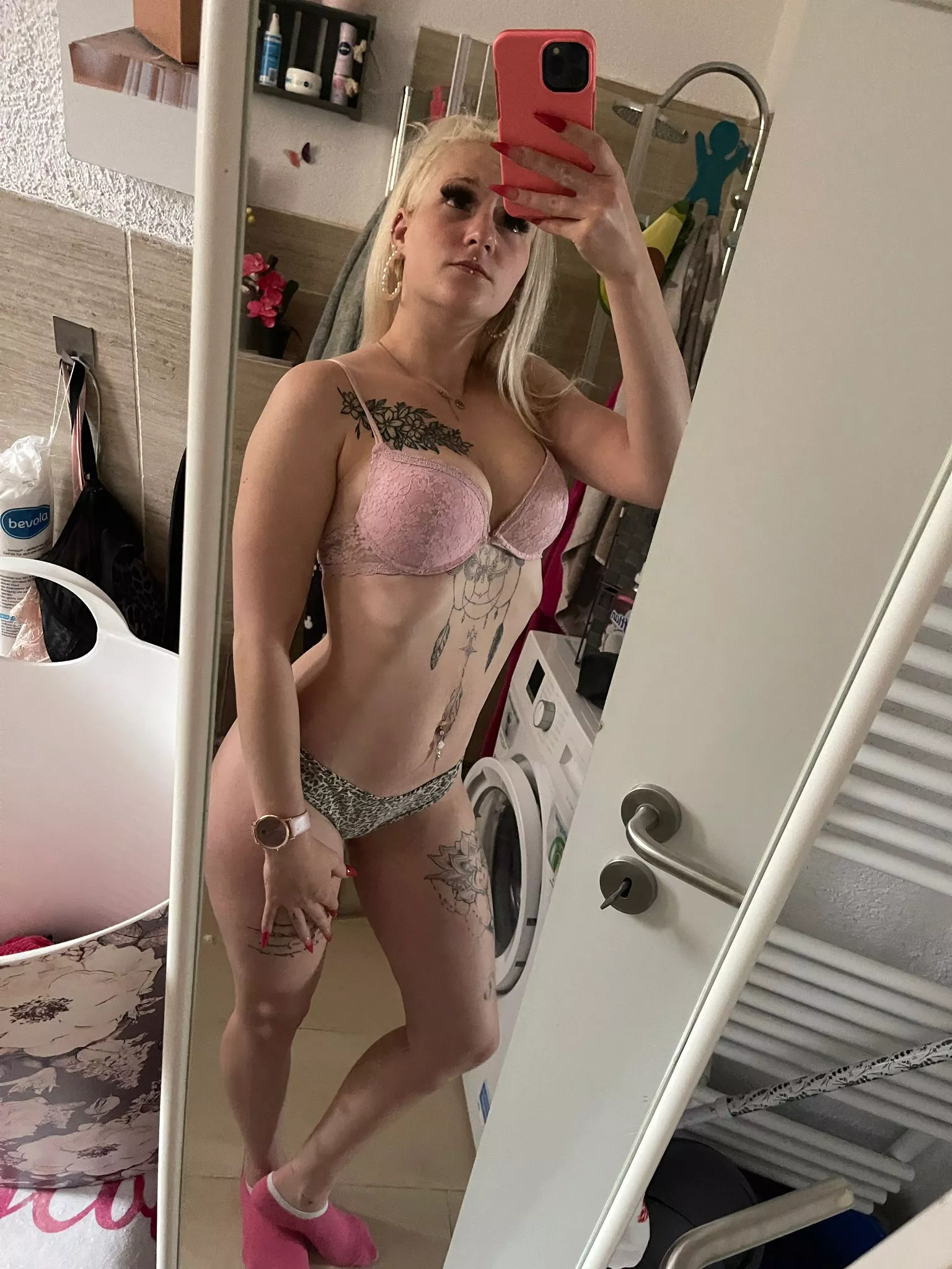 [f] I hope that the 5 guys who see this like my petite body 💕